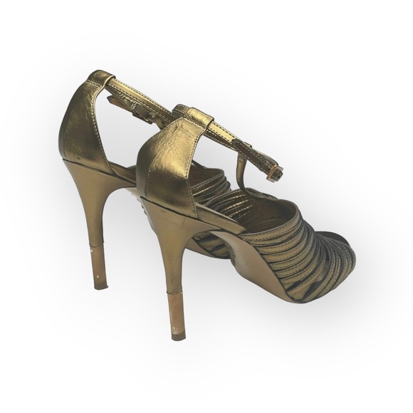 Neiman Marcus 𖤐 T-Strap Stiletto Heeled Sandal 𖤐 Metallic Gold Leather 𖤐 8M - Picture 4 of 16